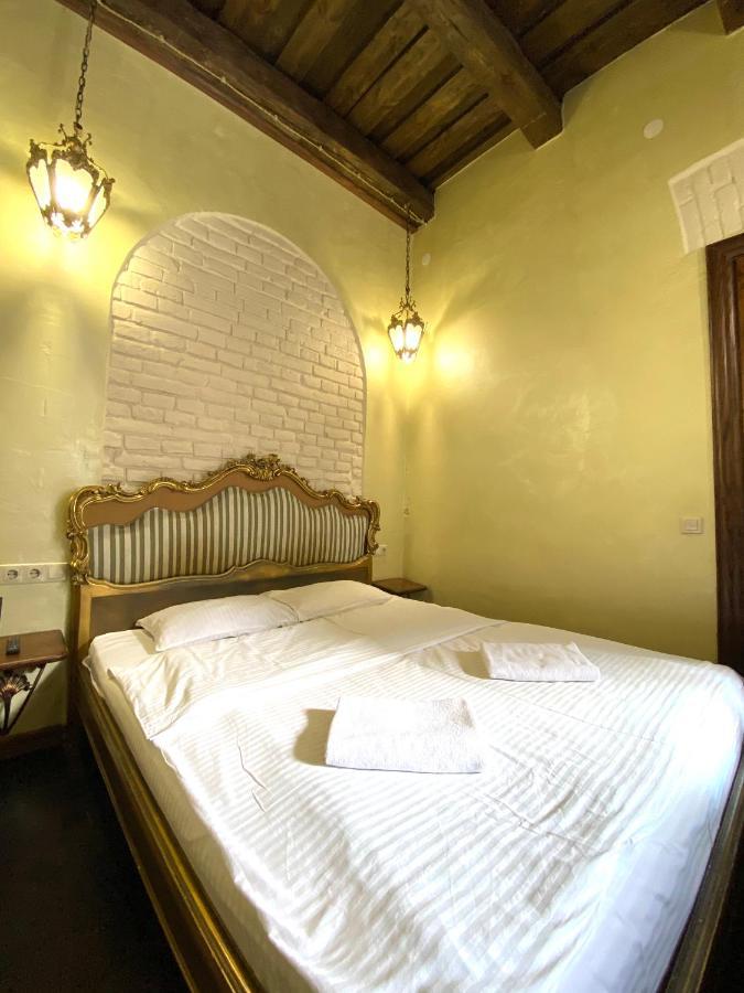 Квартира Подобово На Площі Ринок 39 Leópolis Exterior foto